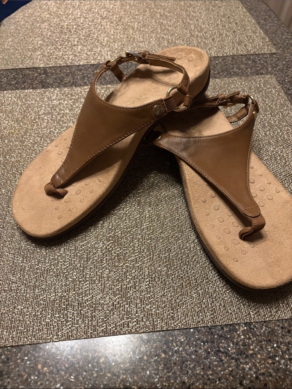 Vionic Women's Brown Leather T-Strap Sandals